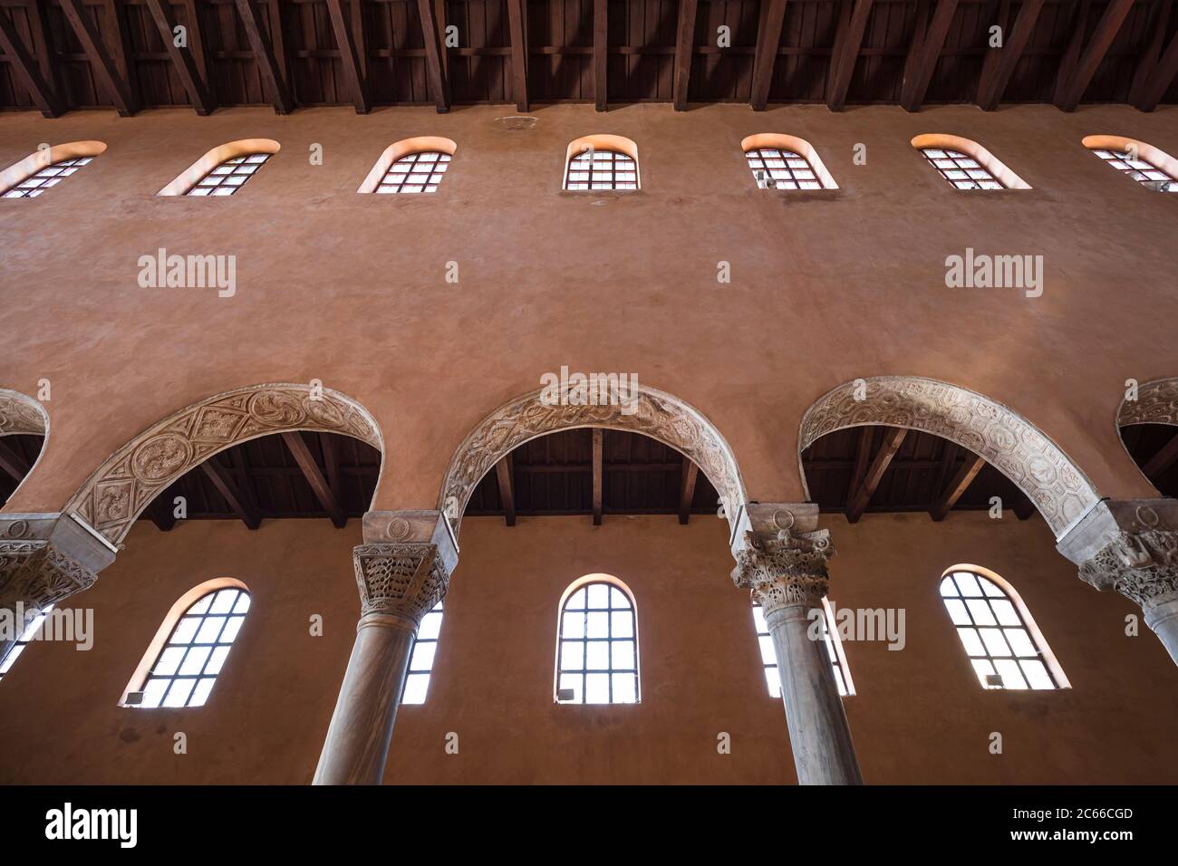 Rundbögen und Fenster in der Euphrasius-Basilika, UNESCO-Weltkulturerbe, Pore?, Istrien, Kroatien Stockfoto