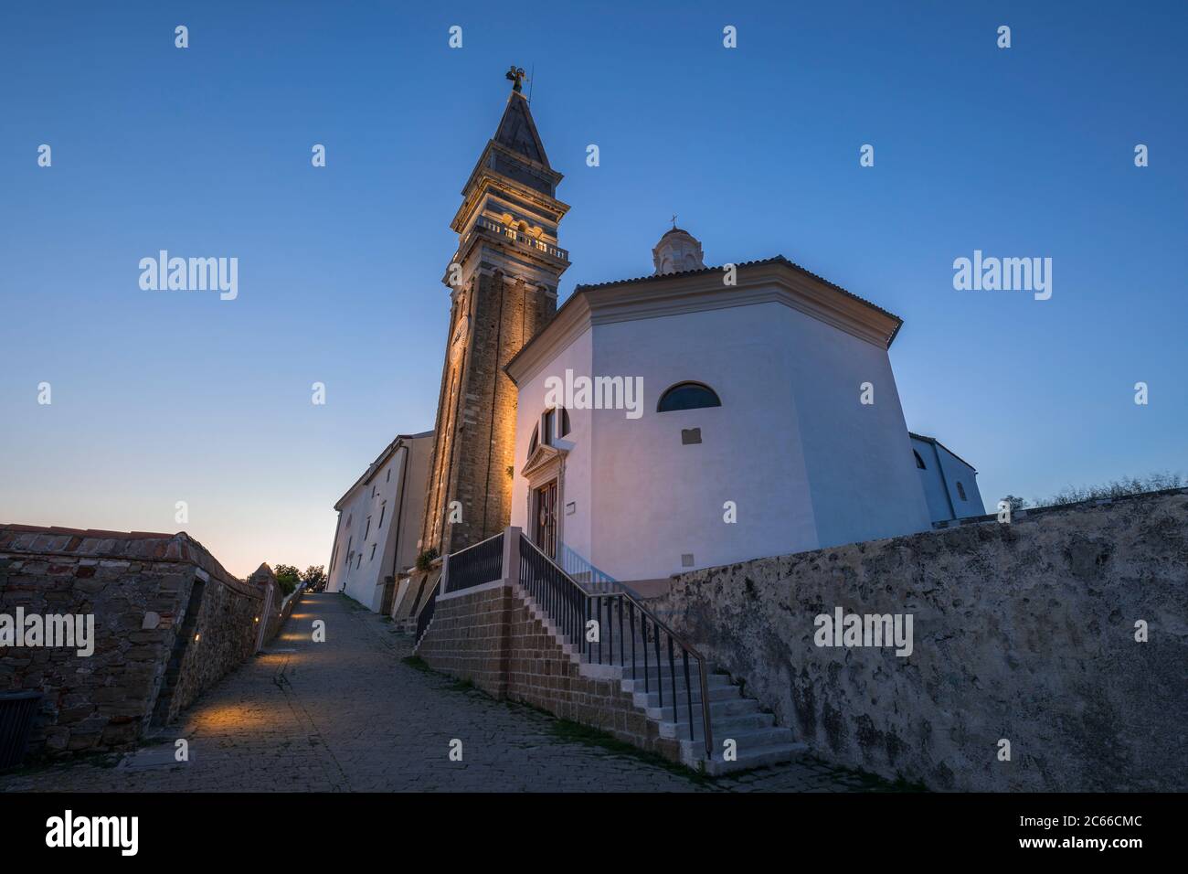 Kirche des Heiligen Georg im Abendlicht, Piran, Slowenisches Küstenland, Istrien Halbinsel, Slowenien Stockfoto