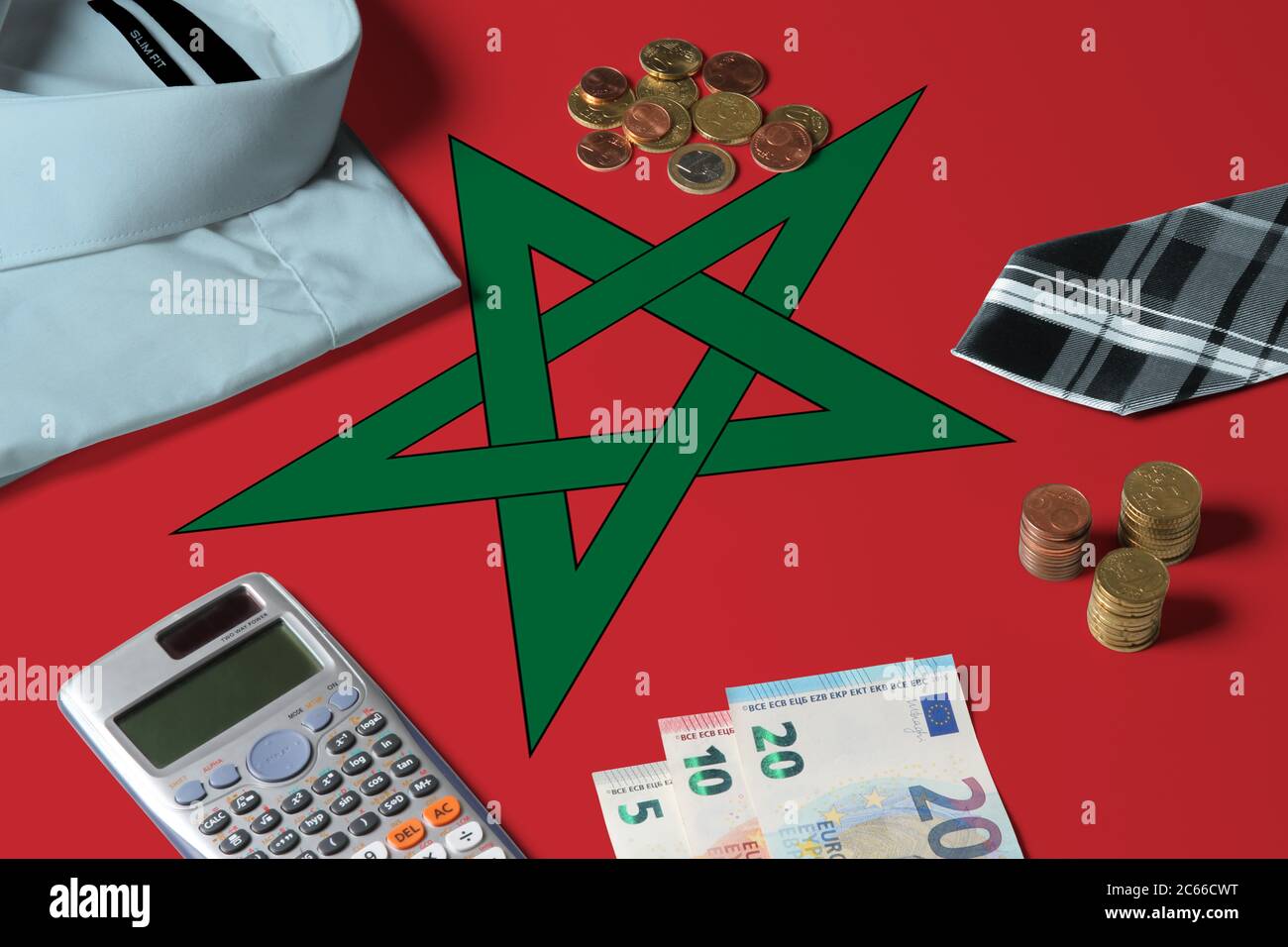 Marokko Flagge auf Minimal Money Concept Table. Münzen und Finanzobjekte auf Flaggenoberfläche. Thema der Volkswirtschaft. Stockfoto