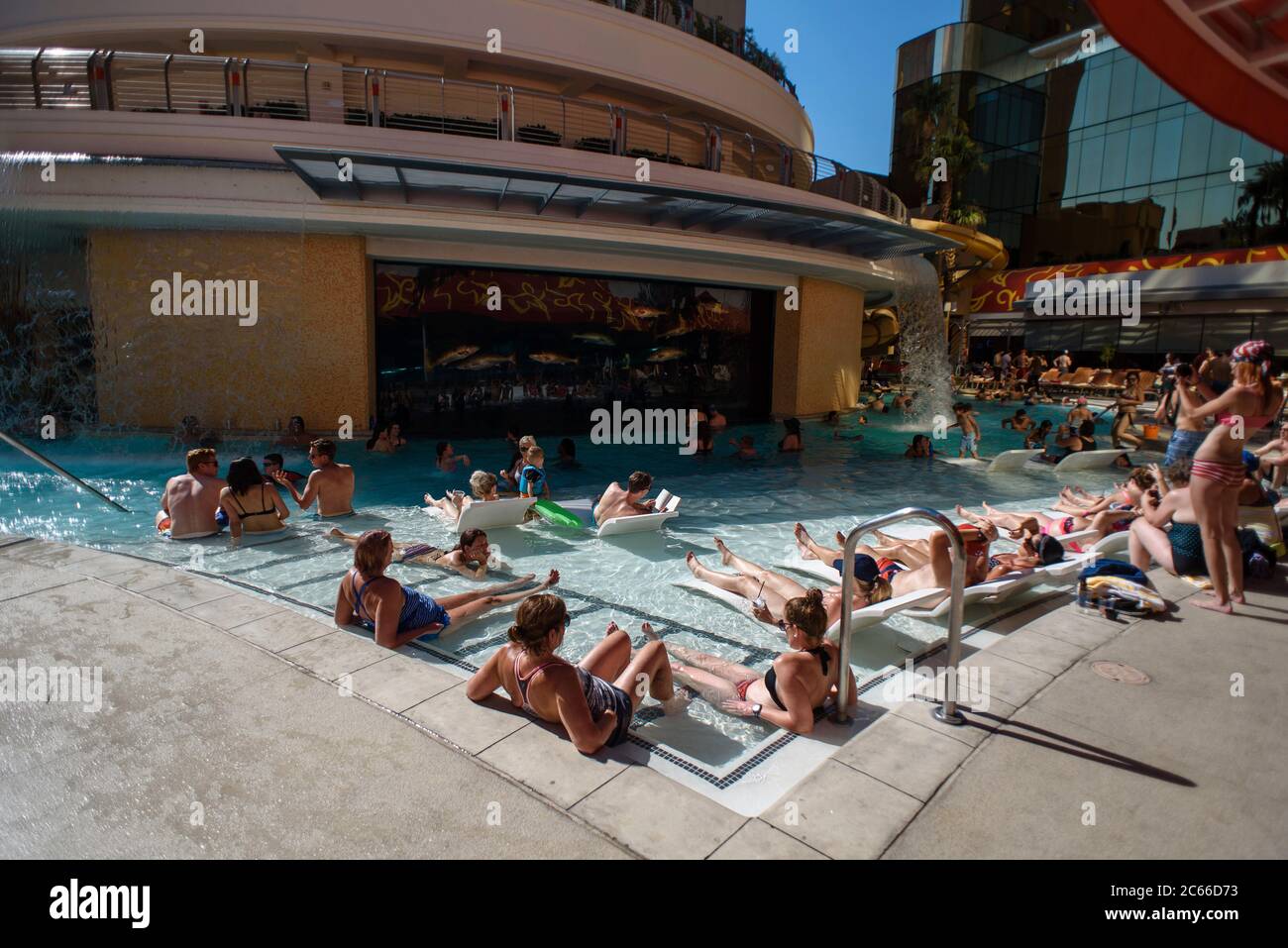 Schwimmbad und Aquarium im Golden Nugget Hotel, Old Vegas, Las Vegas, Nevada, USA Stockfoto