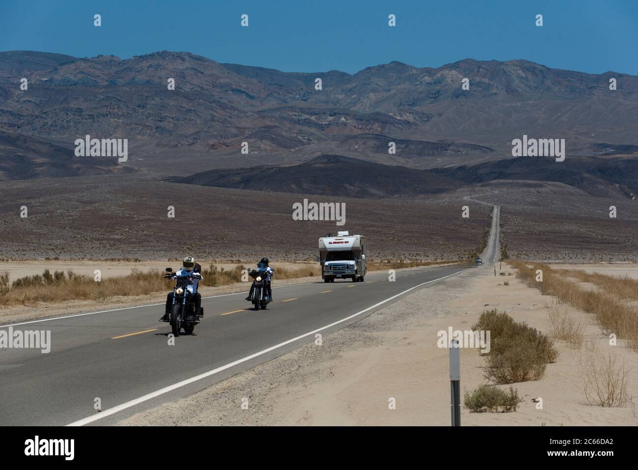 Straße in Death Valley Nationalpark, Kalifornien, USA Stockfoto