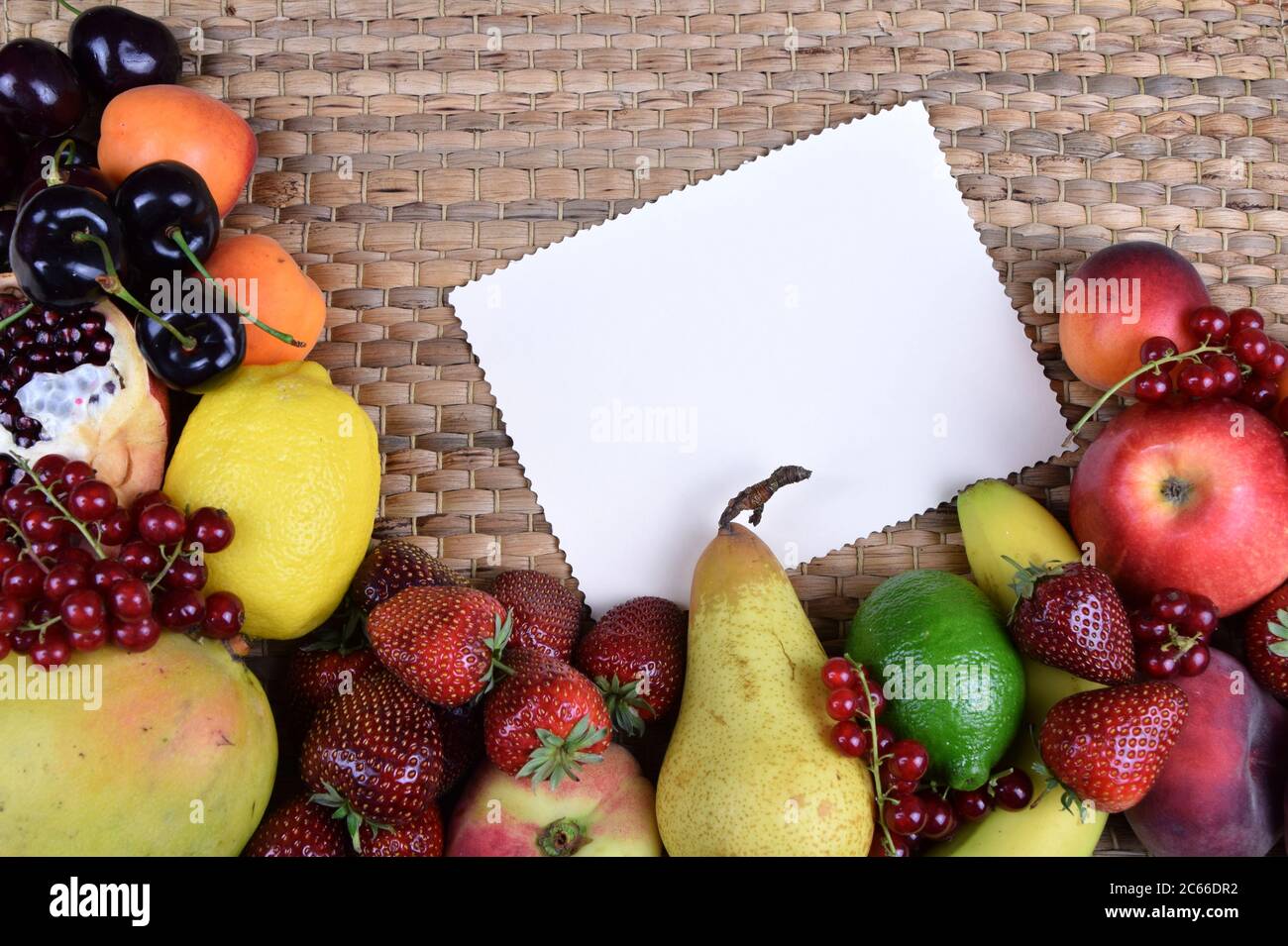 Frisches Obst - perfekter Snack für den Sommer Stockfoto