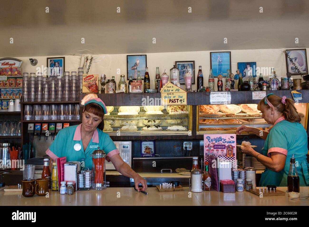 Kellnerinnen in einem American Diner an der Route 66, Kalifornien, USA Stockfoto