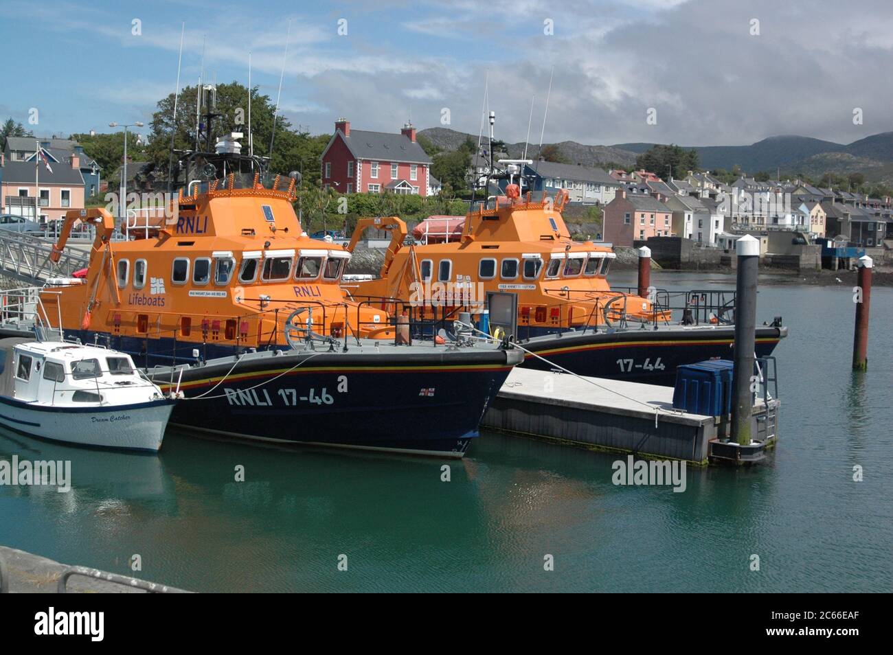 RNLI Severn Class Allwetter-Rettungsboote die Margaret Joan und Fred Nye und RNLI Rettungsboote Annette Hutton vertäuten an der Castletownbere Rettungsbootstation. Stockfoto