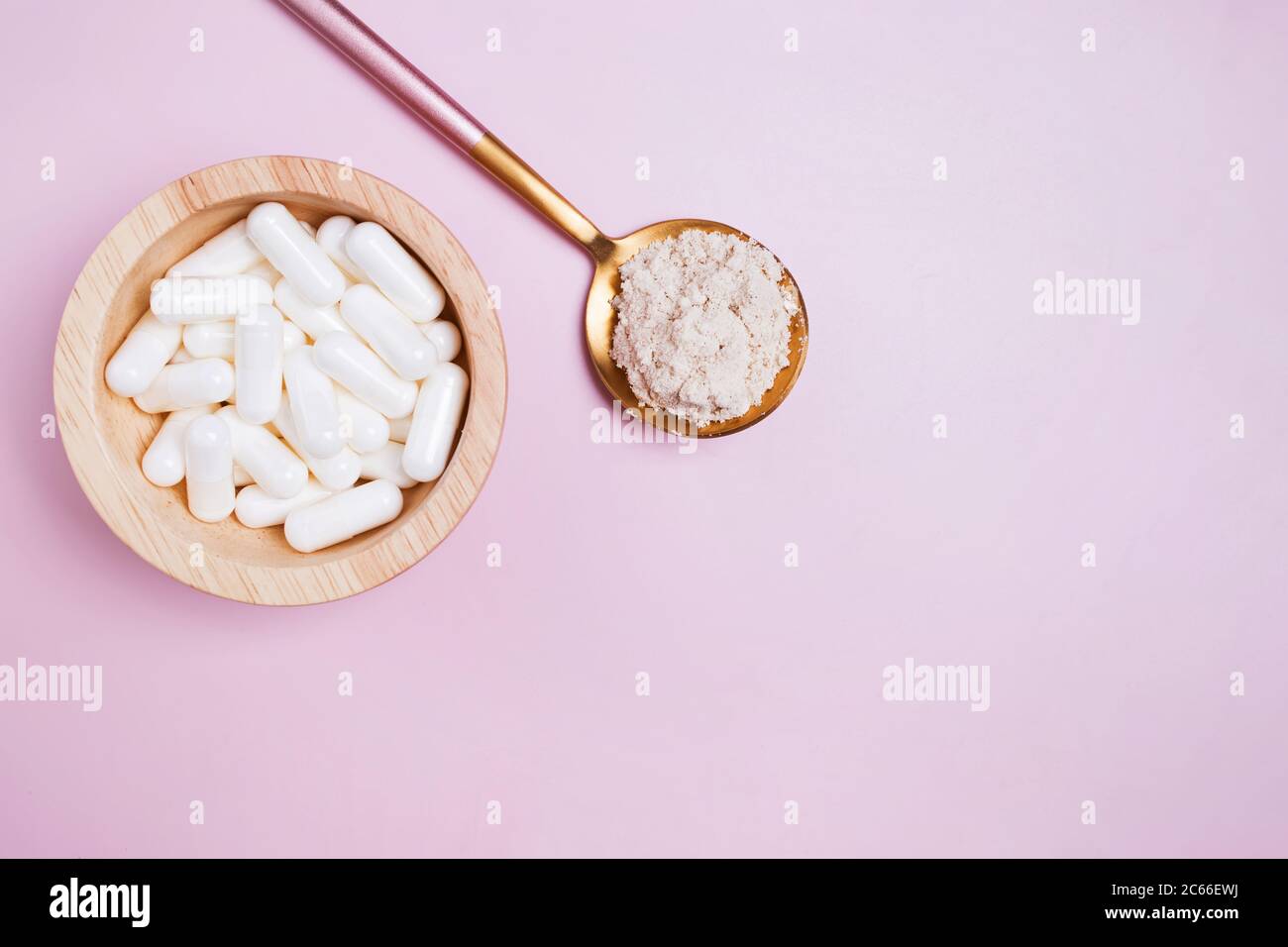Weiße Pillen und Pulver auf rosa Hintergrund. Stockfoto