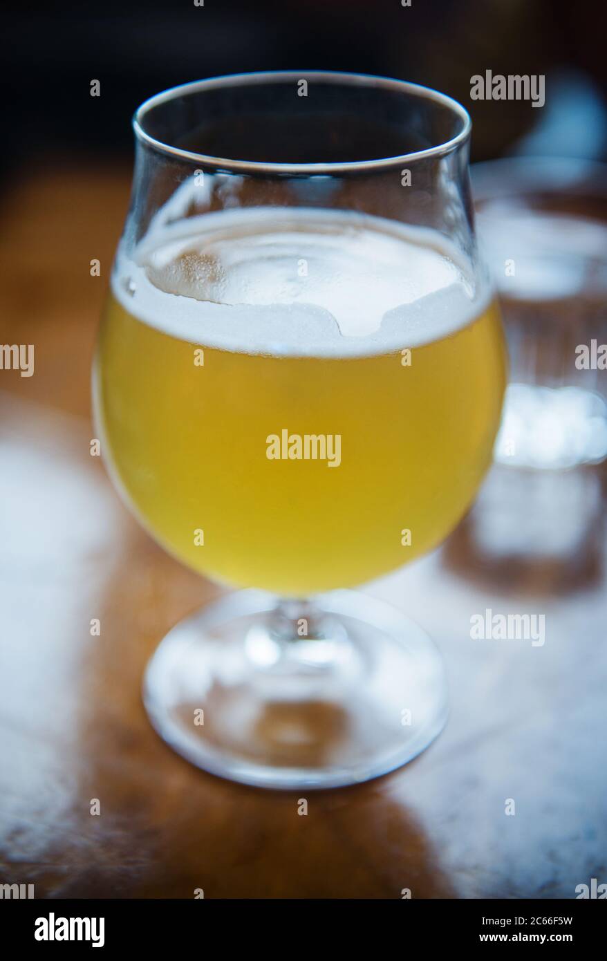 Saure Bierschnüpfen in Bar-Atmosphäre Stockfoto