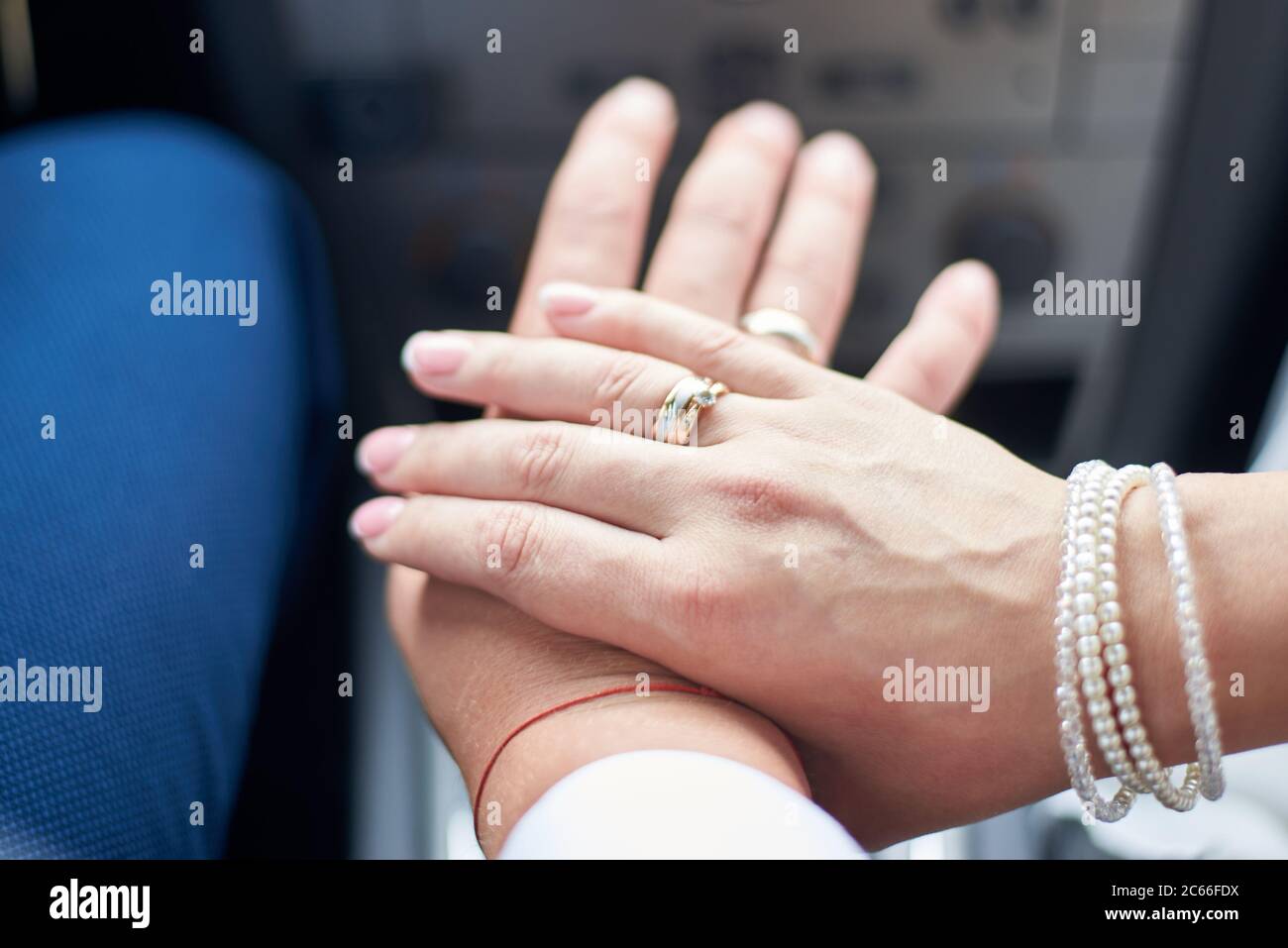 Brautpaare im Auto zeigen Hände mit Eheringen an den Fingern, Nahaufnahme  Stockfotografie - Alamy