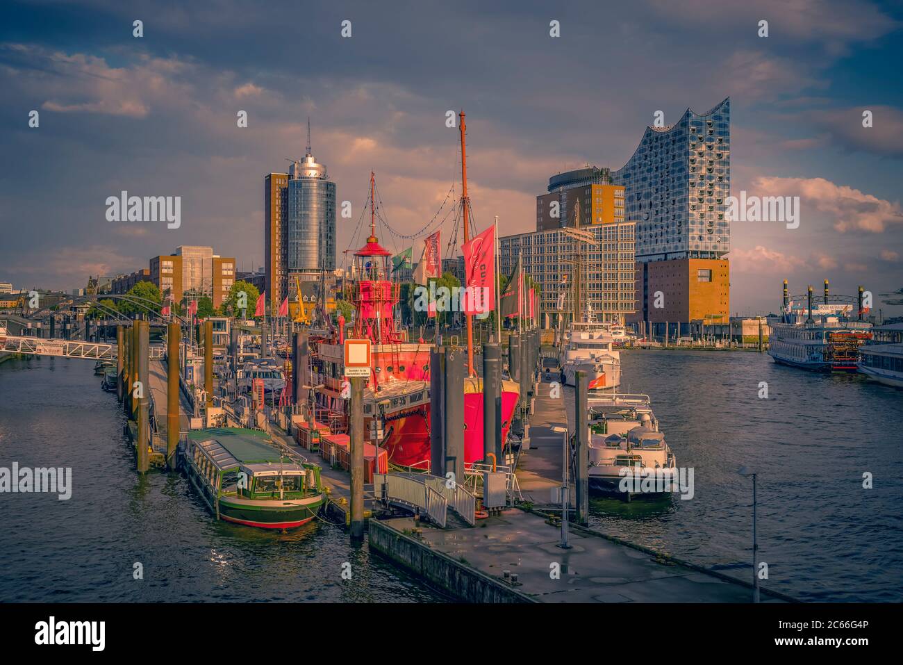 Deutschland, Hamburg, Hafen, Speicherstadt, HafenCity, Übersee-Brücke, Leuchtschiff, Elbphilharmonie Konzertsaal Stockfoto