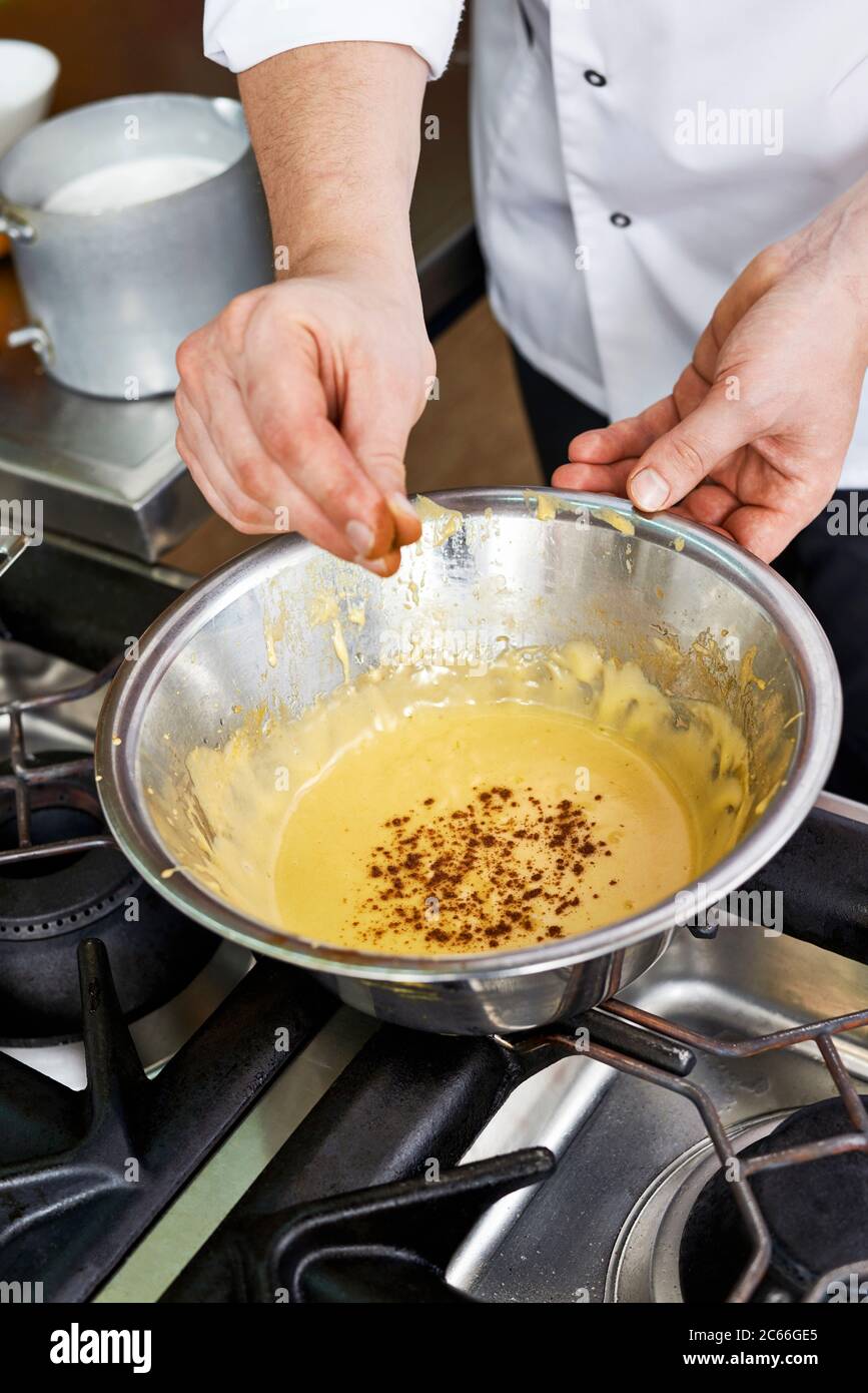 Zubereitung der Béarnaise Sauce Schritt für Schritt, würzen Stockfoto
