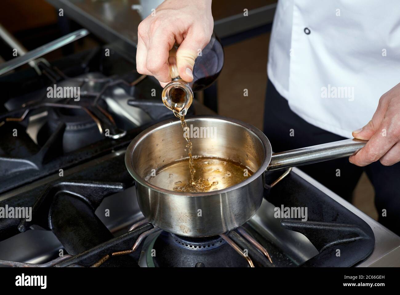 Zubereitung der Béarnaise Sauce Schritt für Schritt, Estragonessig wird hinzugefügt Stockfoto