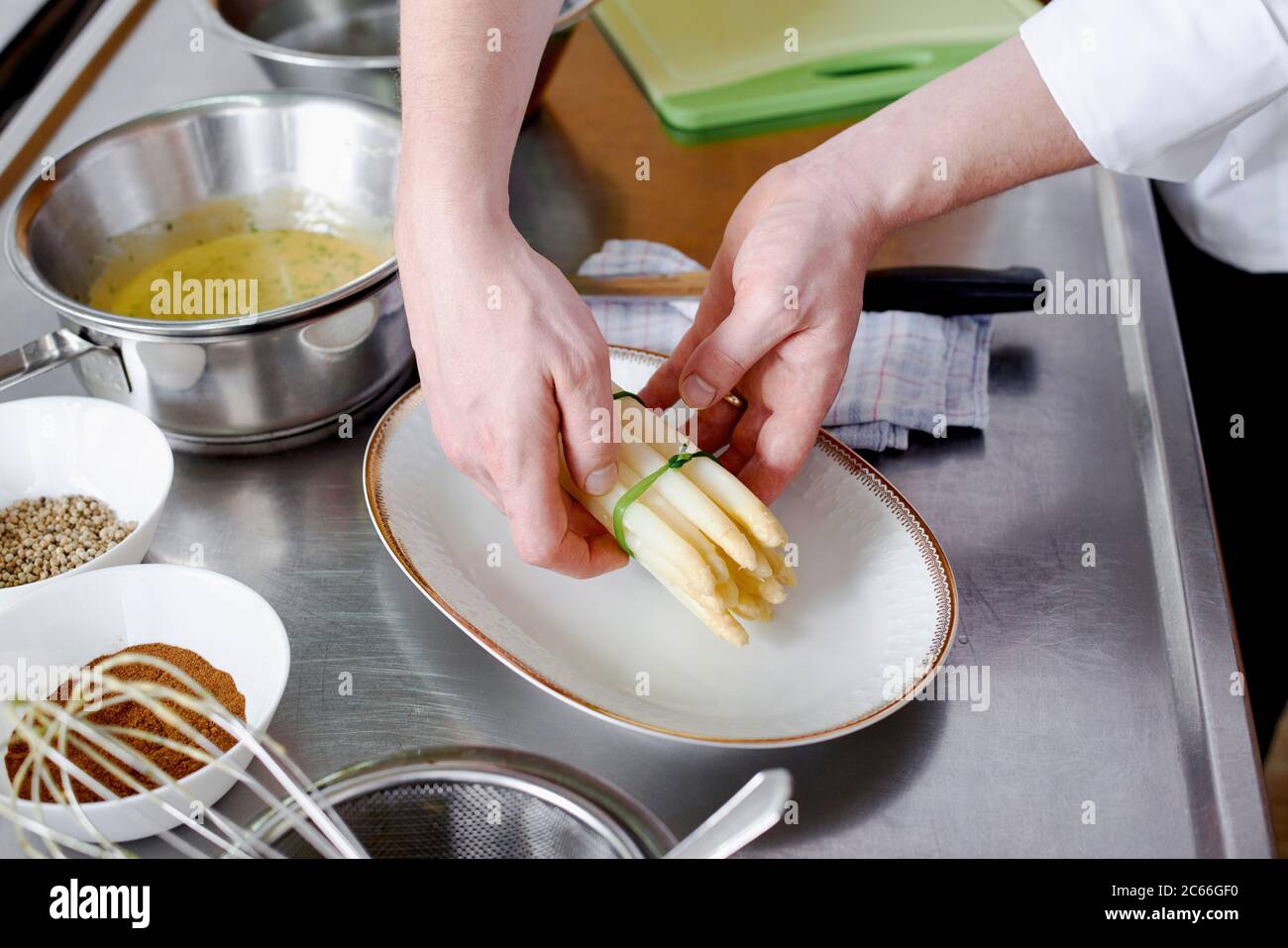Zubereitung von Spargel mit Béarnaise Sauce Schritt für Schritt, Spargelspieße werden auf einem Teller angeordnet Stockfoto