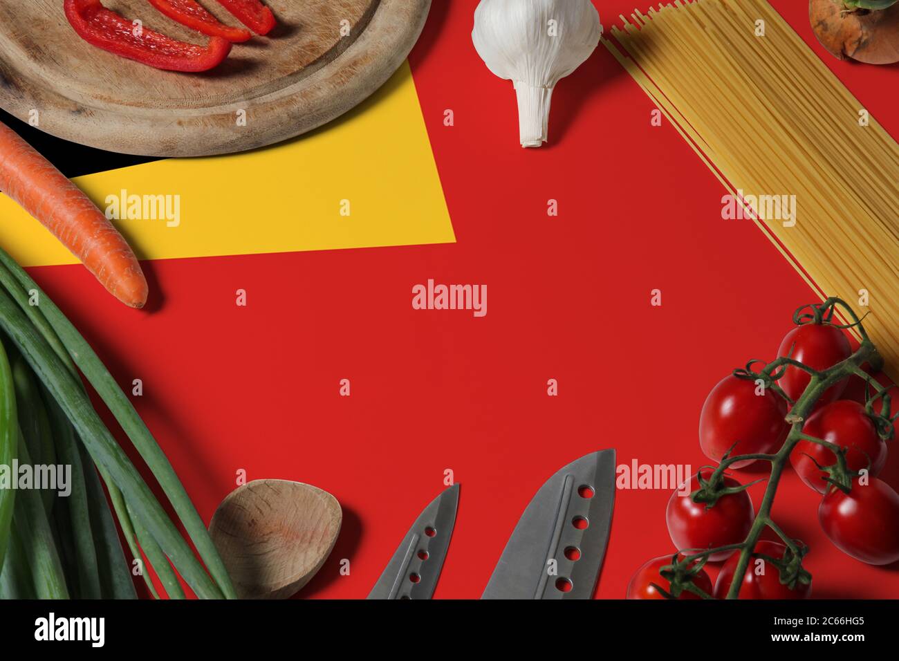 Osttimor Flagge auf frischem Gemüse und Messer Konzept Holztisch. Kochkonzept mit Vorbereitung Hintergrundthema. Stockfoto