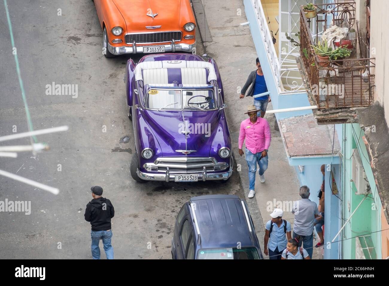 Kuba, Havanna, Straßenszene, Oldtimer und Passanten, Vogelperspektive Stockfoto