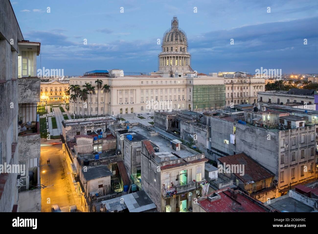 Kuba, Havanna, Kapitolgebäude, von hinten, Altstadt, Flachdächer bei Dämmerung Stockfoto