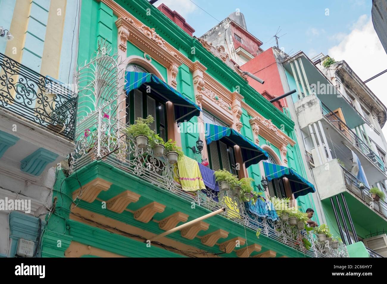 Kuba, Havanna, Künstlerviertel Barrio del Arte, bunte Hausfassade mit kontrastierendem Stuck Stockfoto