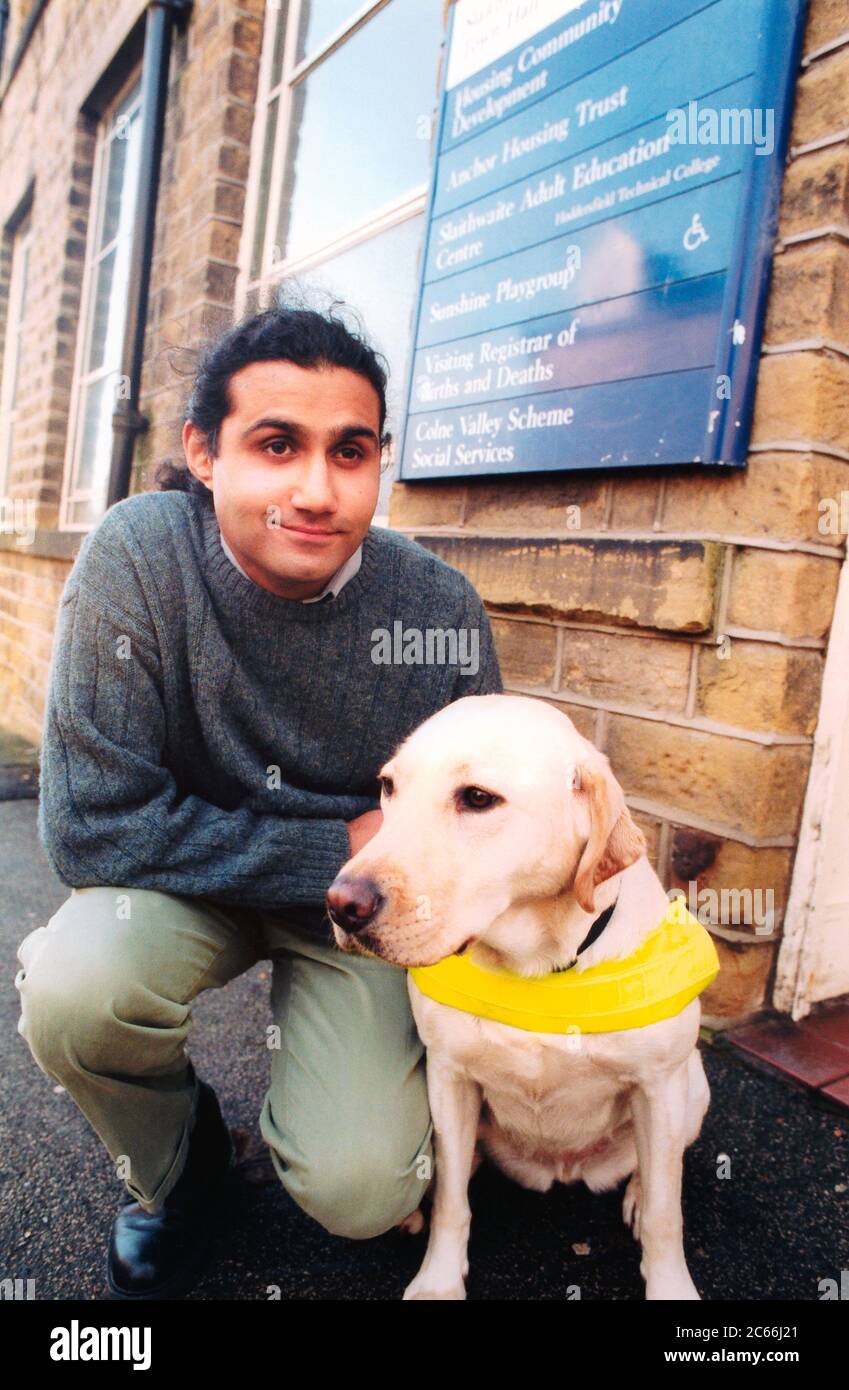 Sehbehinderte junge Mann mit seinem Blindenhund; Großbritannien Stockfoto