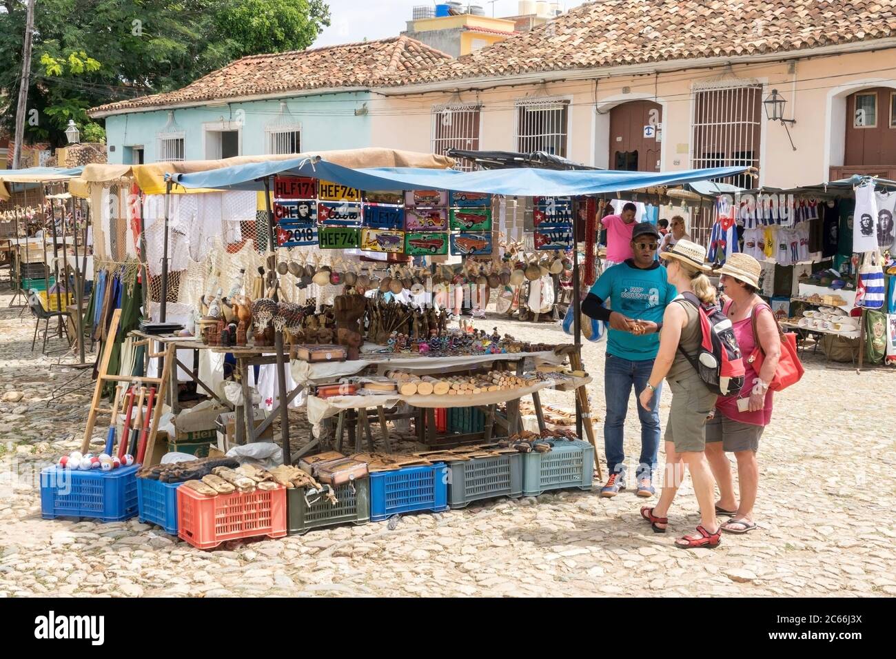 Kuba, Cienfuegos, Trinidad, Souvenirstände, Händler und Touristen Stockfoto