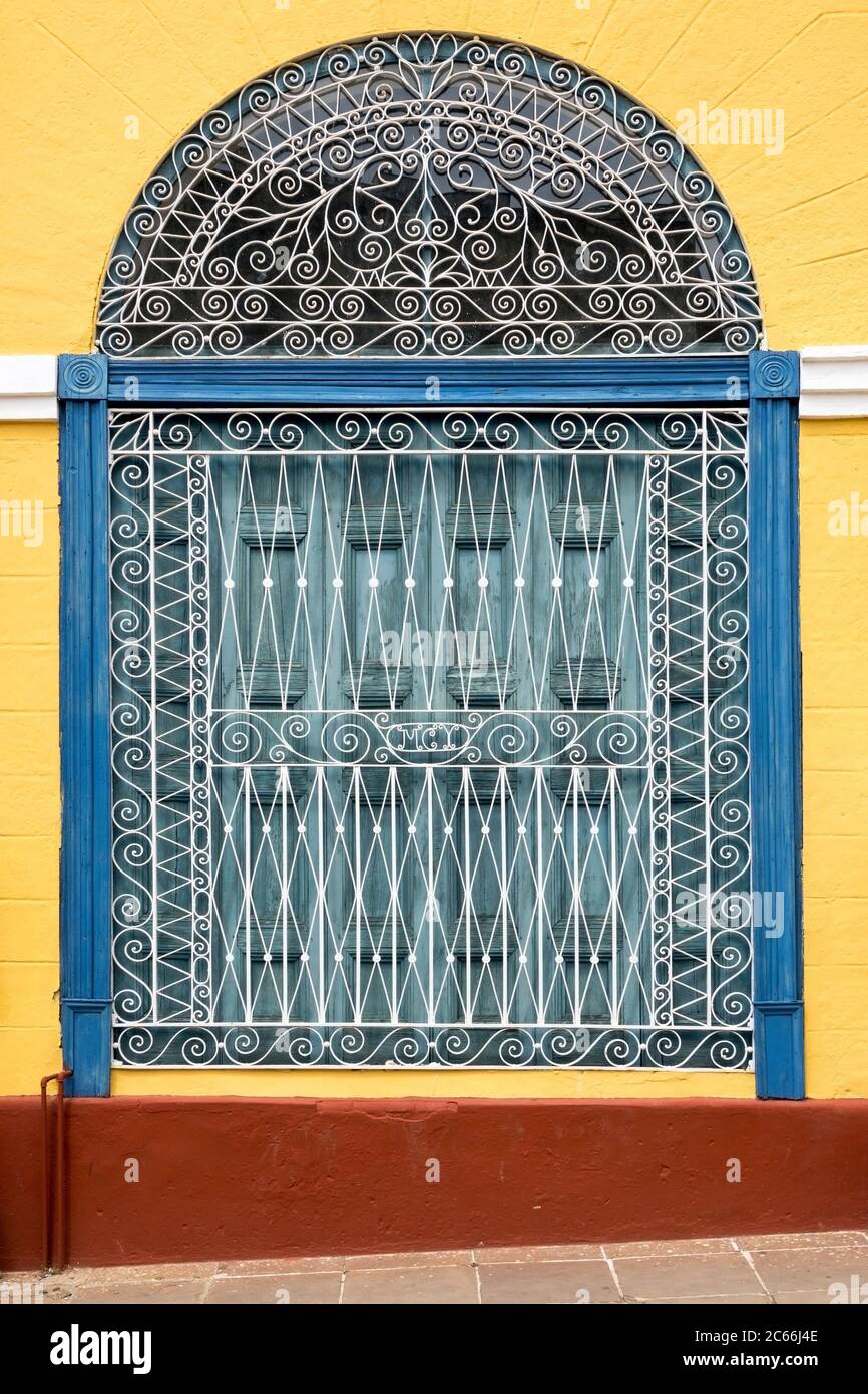 Cuba, Cienfuegos, Trinidad, façade Detail, Bogenfenster und schmiedeeiserner Grill Stockfoto