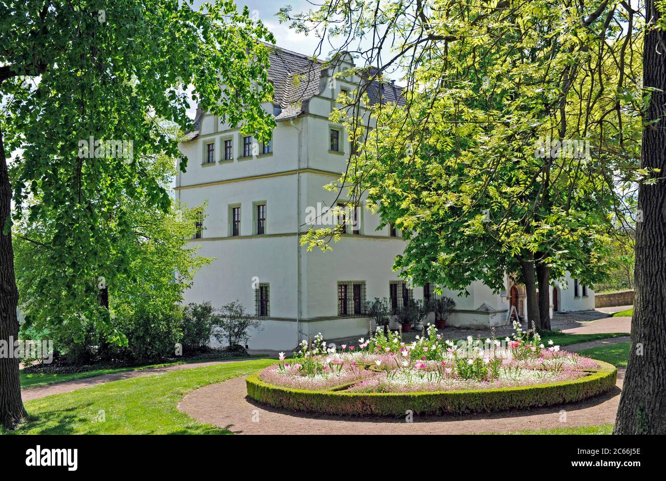 Blick auf das Rokoko-Schloss aus dem barocken Schlossgarten, dem jüngsten der drei Dornburger Schlösser aus verschiedenen Epochen, am Rande des Muschelkalkplateaus oberhalb des Saaletals, Thüringen Stockfoto