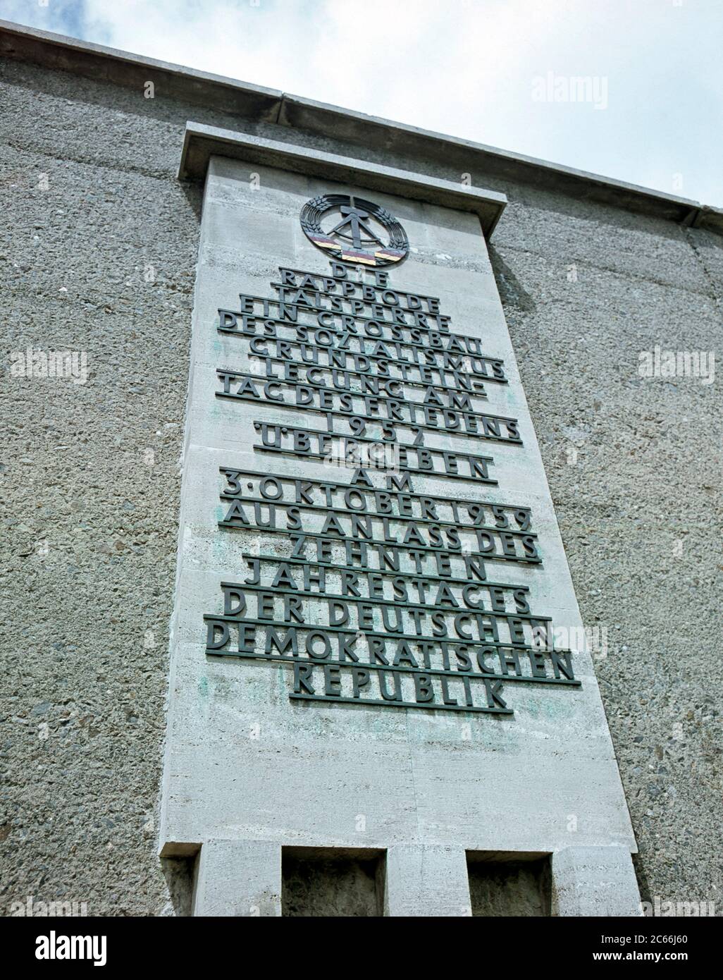 Gedenkstele an der Staumauer mit folgendem Text: Rappbode-Staudamm, ein großes Bauwerk des Sozialismus, der Grundstein wurde am Tag des Friedens 1952 gelegt, am 3. Oktober 1959 anlässlich des 10. Jahrestages der Deutschen Demokratischen Republik übergeben Stockfoto