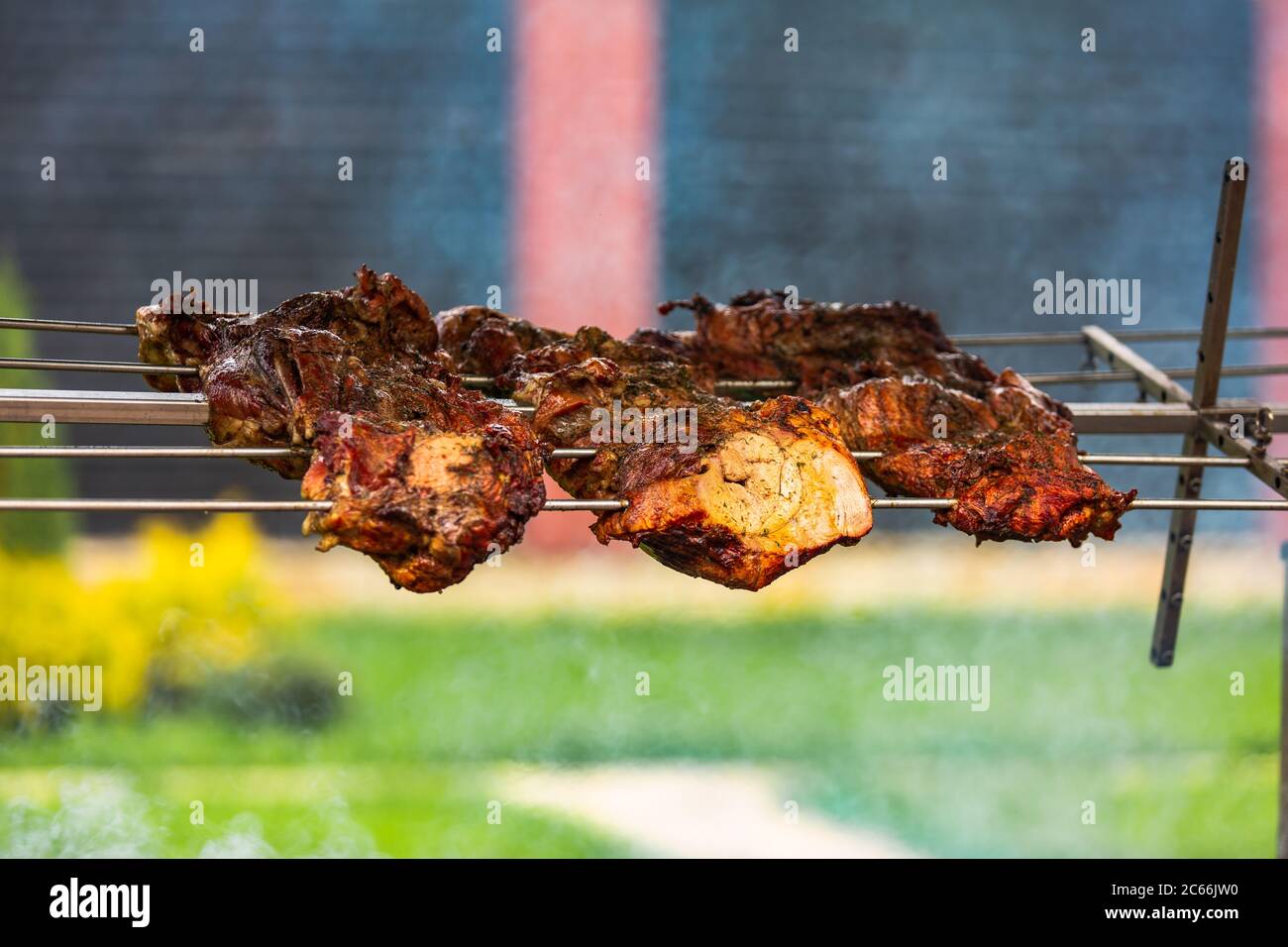 Ein auf einem Spieß umgedrehter Schischebab hängt über einem Feuer. Dieses  köstliche Essen sieht appetitlich aus Stockfotografie - Alamy