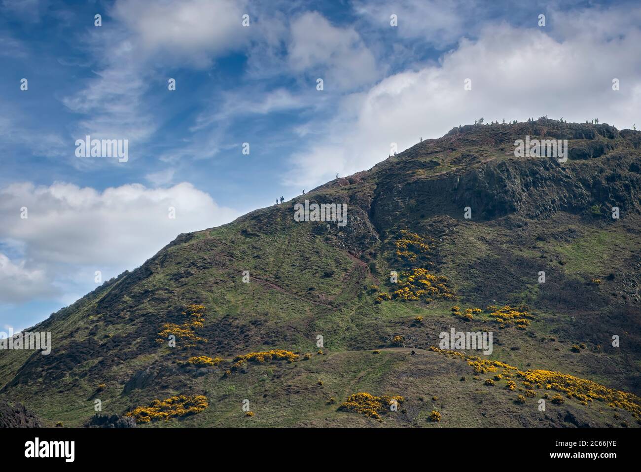 Wanderer klettern Arthurs Seat, ein erloschener Vulkan im Holyrood Park, Edinburgh. Stockfoto