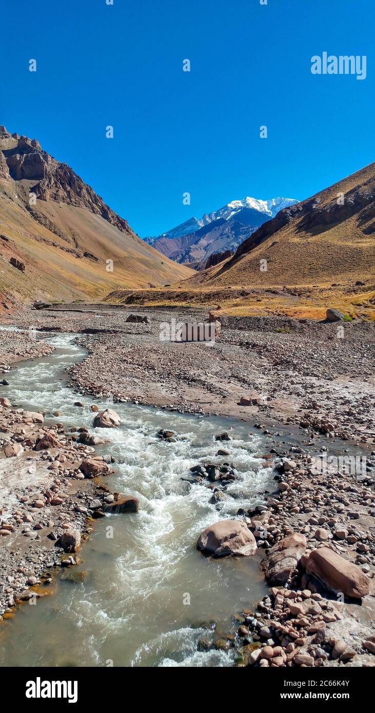 Fluss im Aconcagua Nationalpark, Aconcagua Berg im Hintergrund, Mendoza Provinz, Argentinien Stockfoto