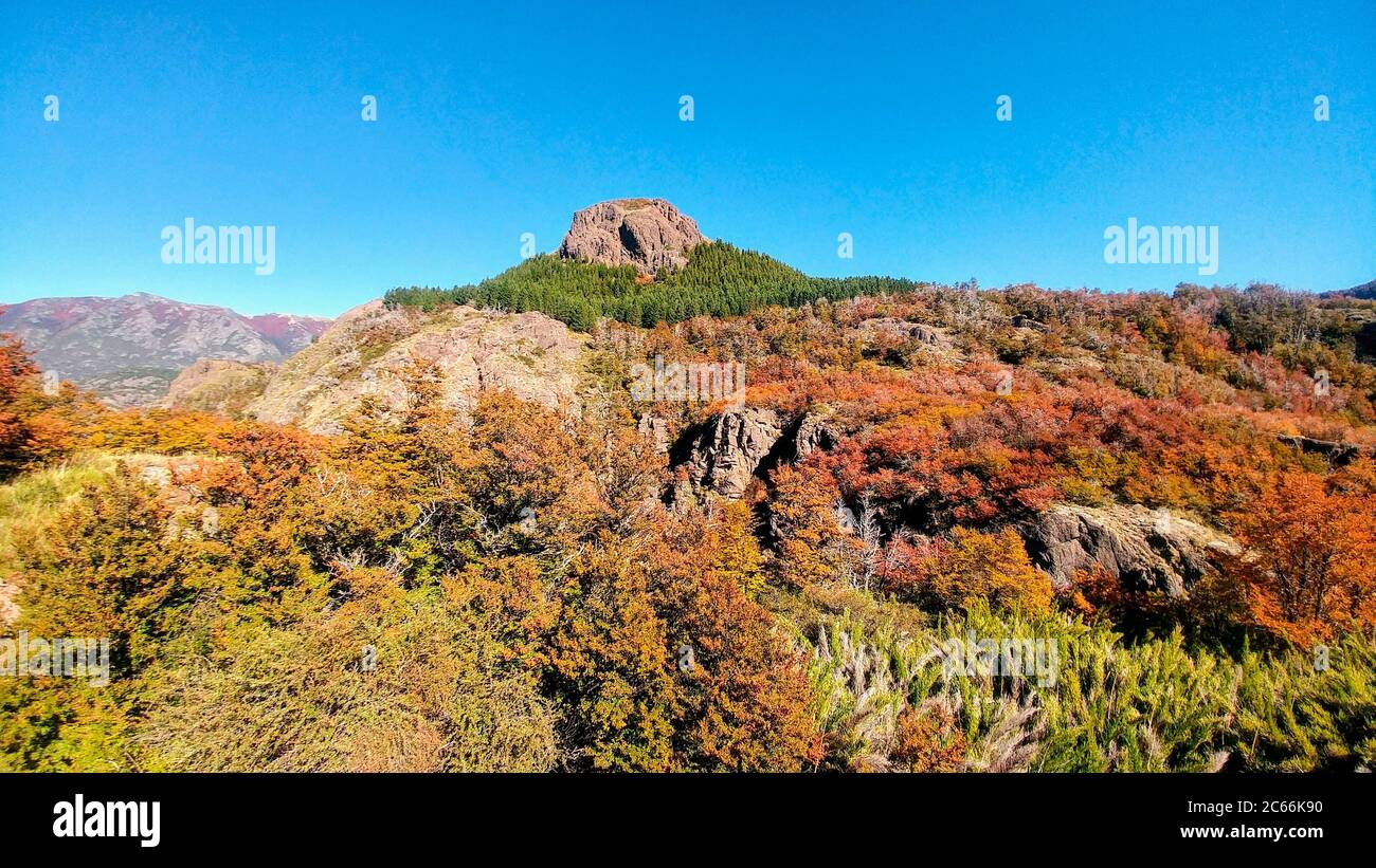 Einsamer Felsen in herbstlicher Landschaft auf einem Berg, Argentinien Stockfoto