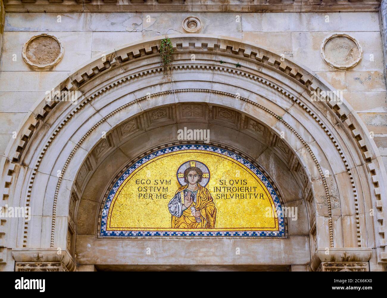 Mosaik über dem Eingang zur Euphrasius-Basilika, UNESCO-Weltkulturerbe, Porec, Istrien, Kroatien, Europa Stockfoto