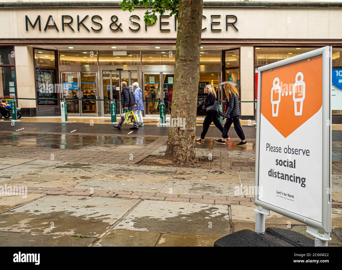 Soziale Distanzierungszeichen im Zentrum von York nach Lockerung der Sperre wegen Covid-19 Stockfoto