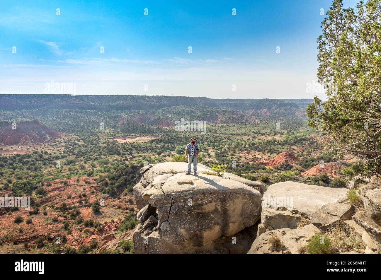 Mann, der am Rande einer Klippe steht, Palo Duro Canyin State Park, Texas Stockfoto