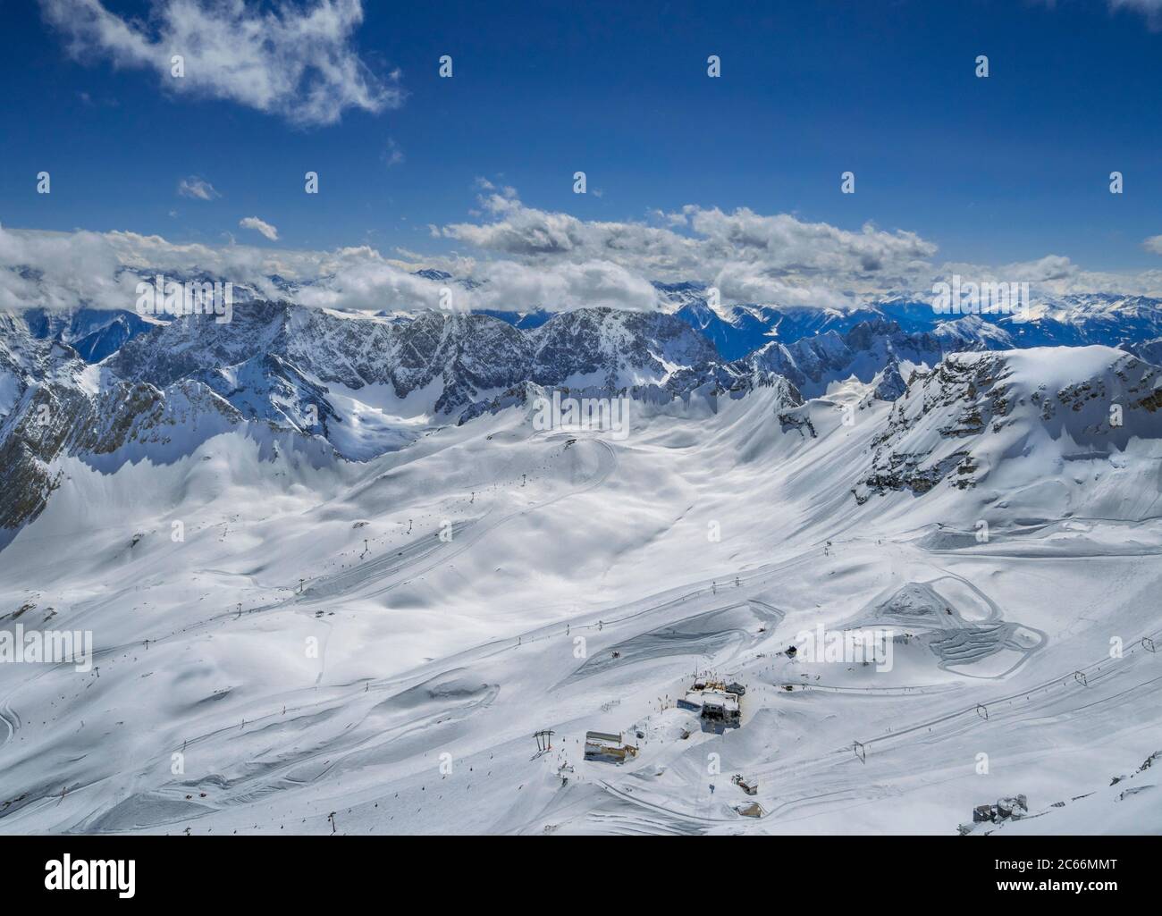 Blick von der Zugspitze (2962m), dem höchsten Berg Deutschlands, auf die Alpen, Bayern, Deutschland, Europa Stockfoto