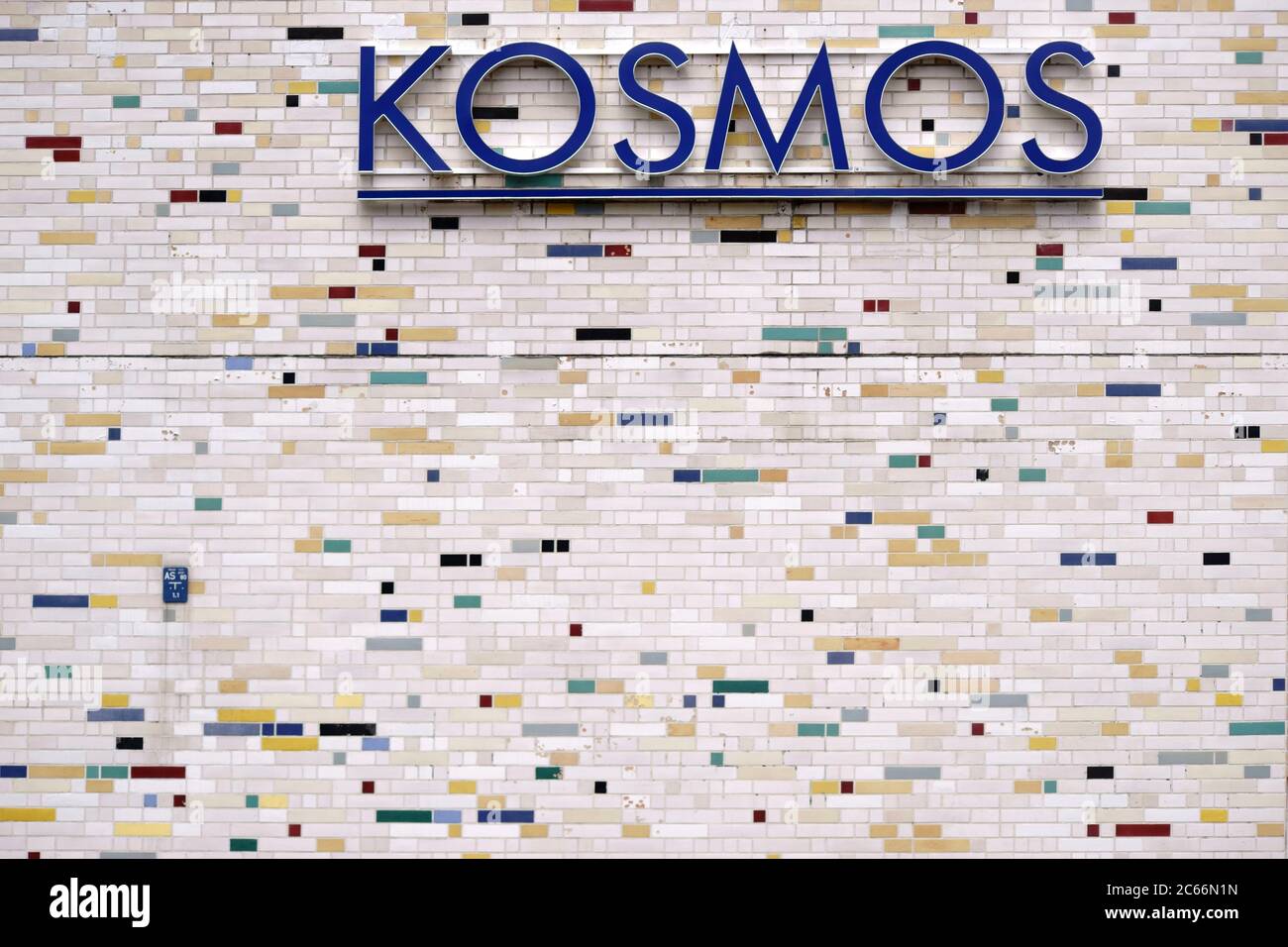Die Vintage-Fassade mit Mosaikklinker aus dem bekannten Kino Kosmos im Berliner Stadtteil Kreuzberg-Friedrichshain, Stockfoto