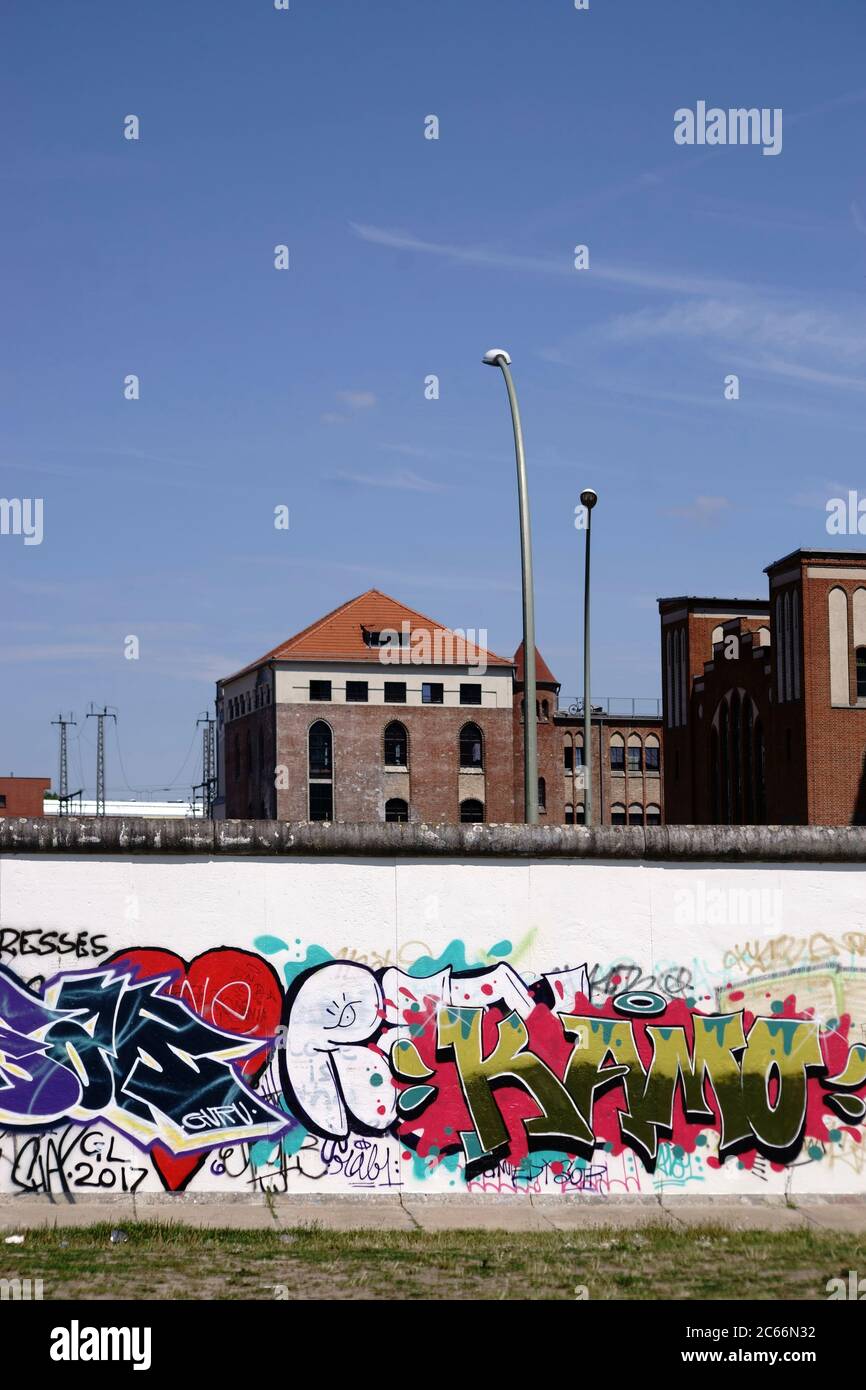 Die Rückseite der East Side Gallery einer mit bunten Graffiti bemalten Wand im Berliner Stadtteil Friedrichshain, Stockfoto