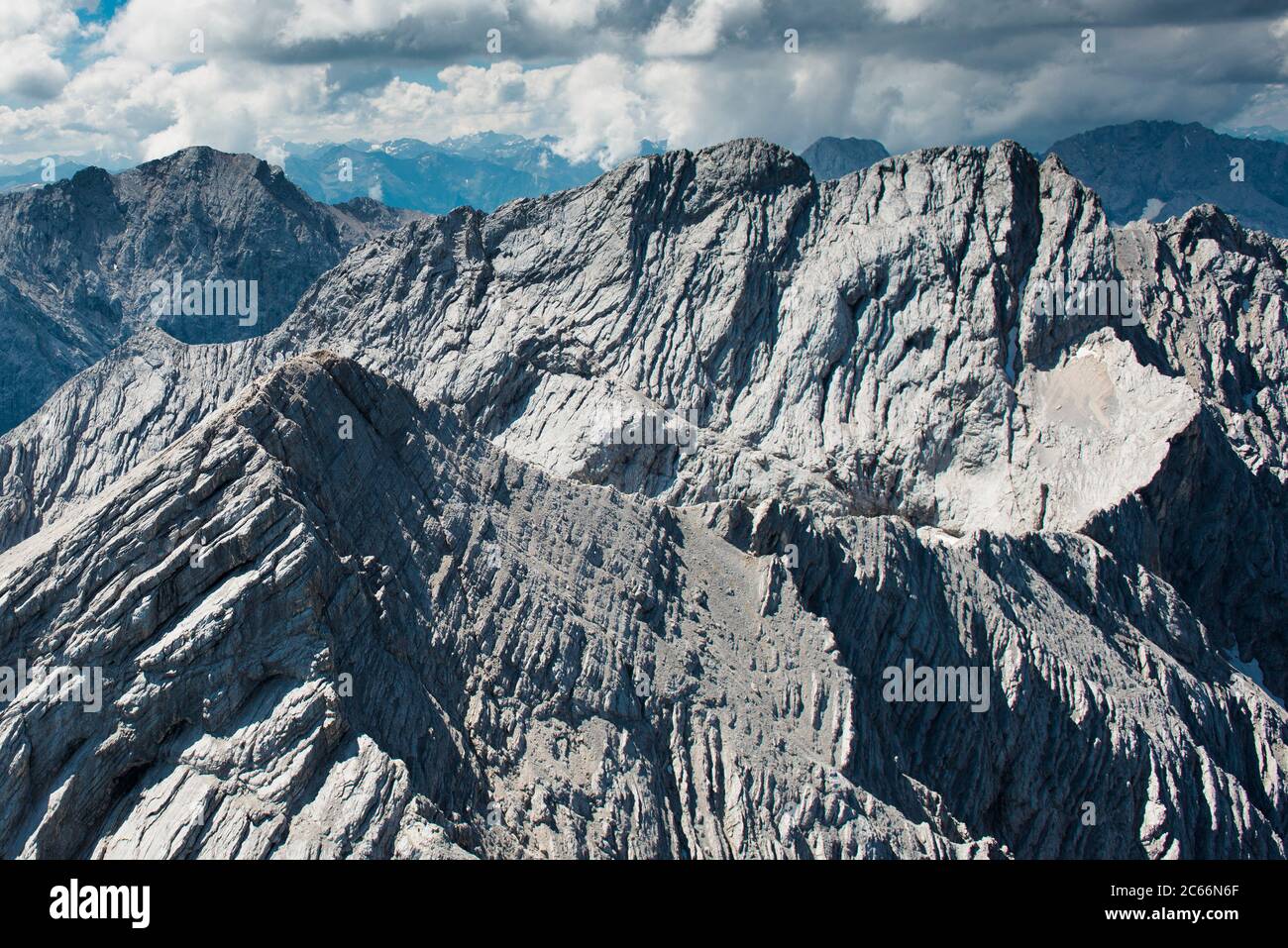 Alpspitze mit Hochblassen und Jubiläumsgrat Arête, Bergsteiger, Luftaufnahme, Garmisch-Partenkirchen, Bayern, Deutschland Stockfoto