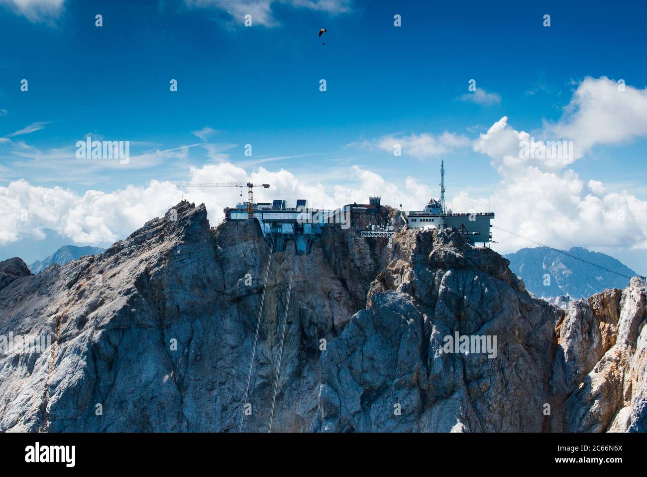 Zugspitze Peak mit Bergstationen und Gipfelkreuz der Seilbahn, Gleitschirm, Luftaufnahme, Bayern, Deutschland Stockfoto