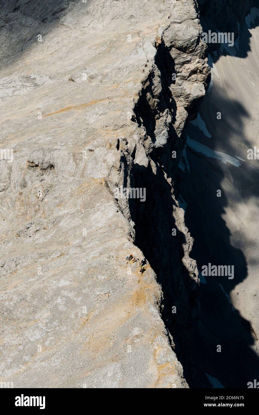 Jubiläumsgrat Arête mit Bergsteigern im Sonnenlicht, Luftaufnahme, Bayern, Deutschland Stockfoto