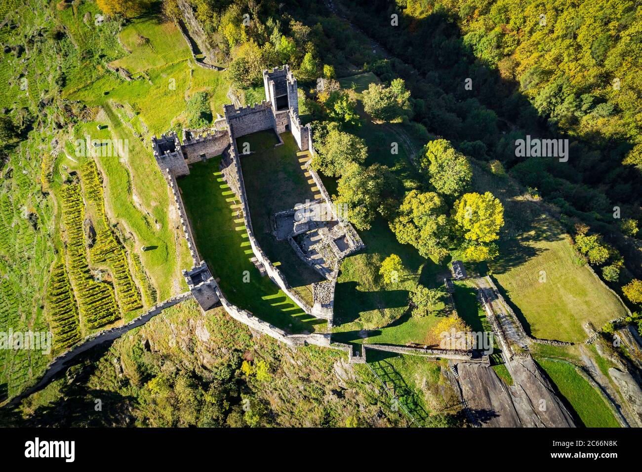 Grosio - Valtellina (IT) - Neues Schloss - Park von Rupestrian Einschnitte - Luftaufnahme Stockfoto