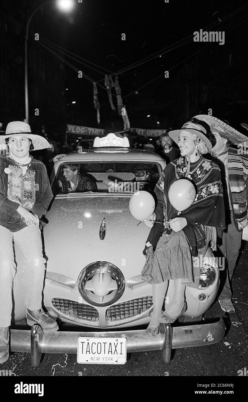 TacoTaxi bei der Greenwich Village Halloween Parade, New York City, USA in den 1980er Jahren mit Black & White Film bei Nacht fotografiert. Stockfoto