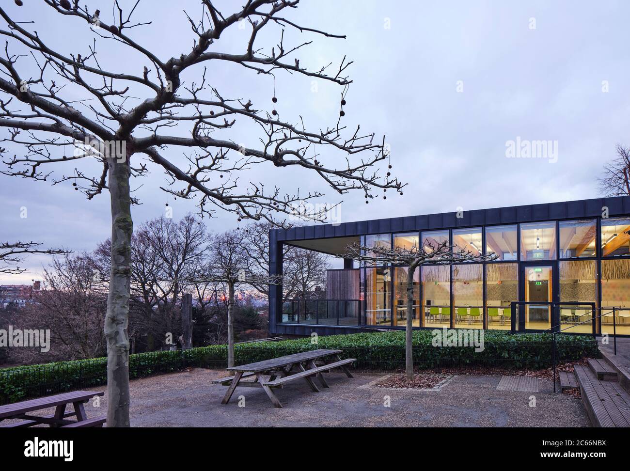 Verglaste Außenfassade und Balkon. Horniman Pavilion, London, Vereinigtes Königreich. Architekt: Walters and Cohen Ltd, 2012. Stockfoto