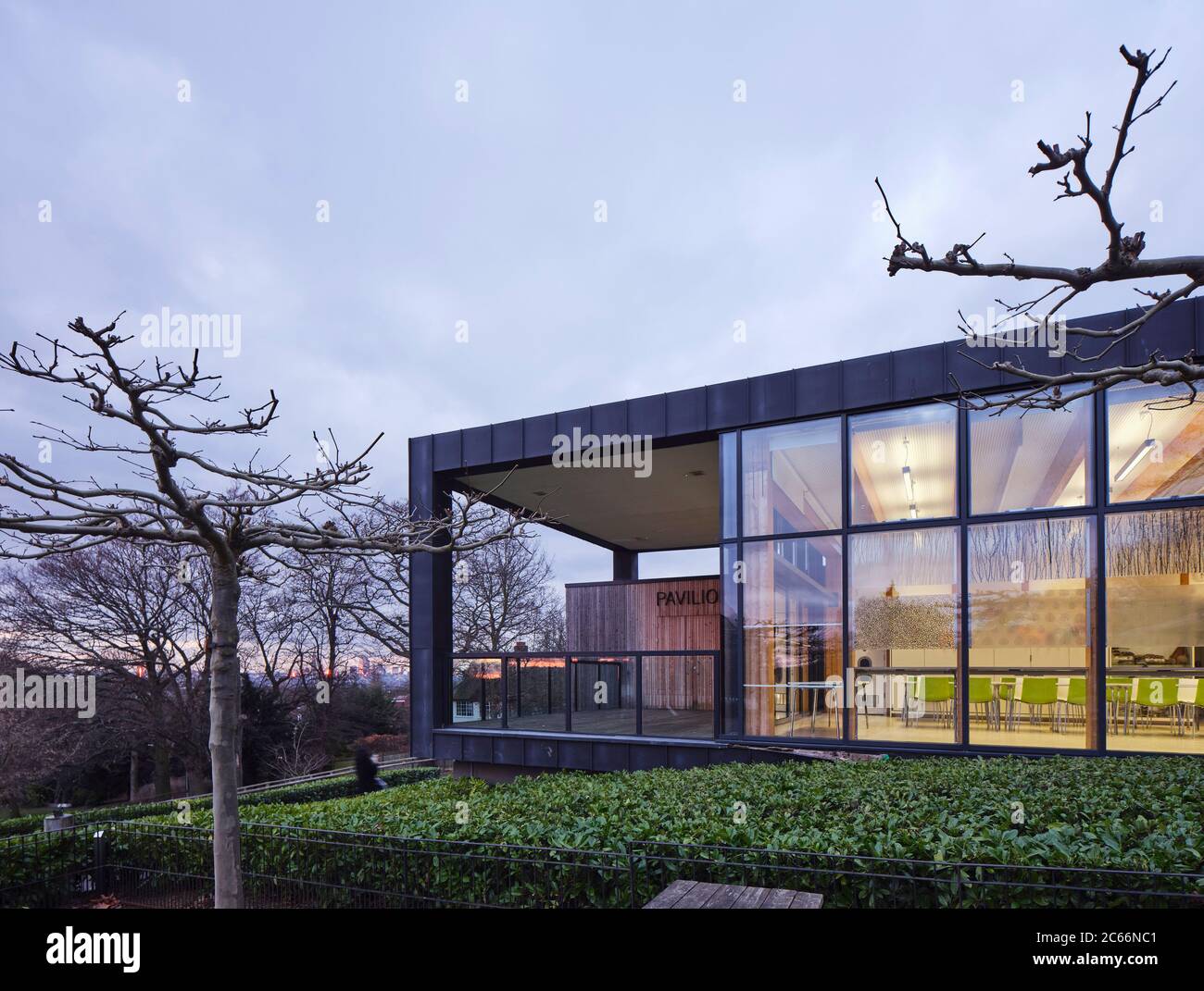 Verglaste Außenfassade und Balkon. Horniman Pavilion, London, Vereinigtes Königreich. Architekt: Walters and Cohen Ltd, 2012. Stockfoto