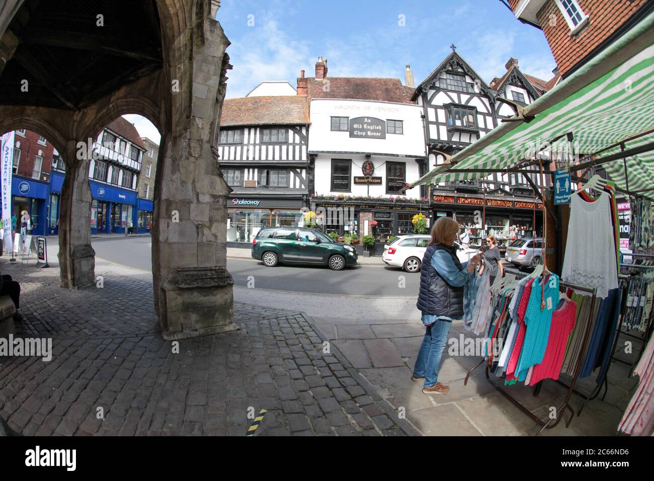 Aus Lockdown heraus – der Markt in Salisbury, Wiltshire. GROSSBRITANNIEN. Langsam wieder nach der Coronavirus-Lockdown im Juli 2020. Stockfoto