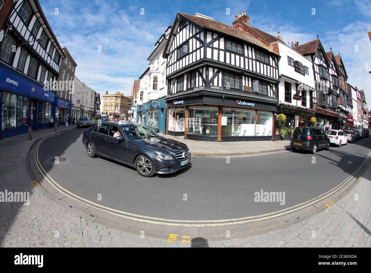 Ein Auto fährt eine enge Kurve in der mittelalterlichen Stadt Salisbury, Wiltshire, Großbritannien. 2020 Stockfoto