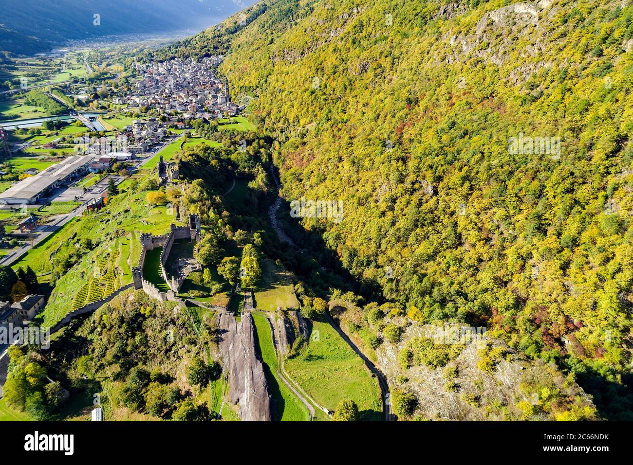 Grosio - Valtellina (IT) - Neues Schloss - Park von Rupestrian Einschnitte - Luftaufnahme Stockfoto