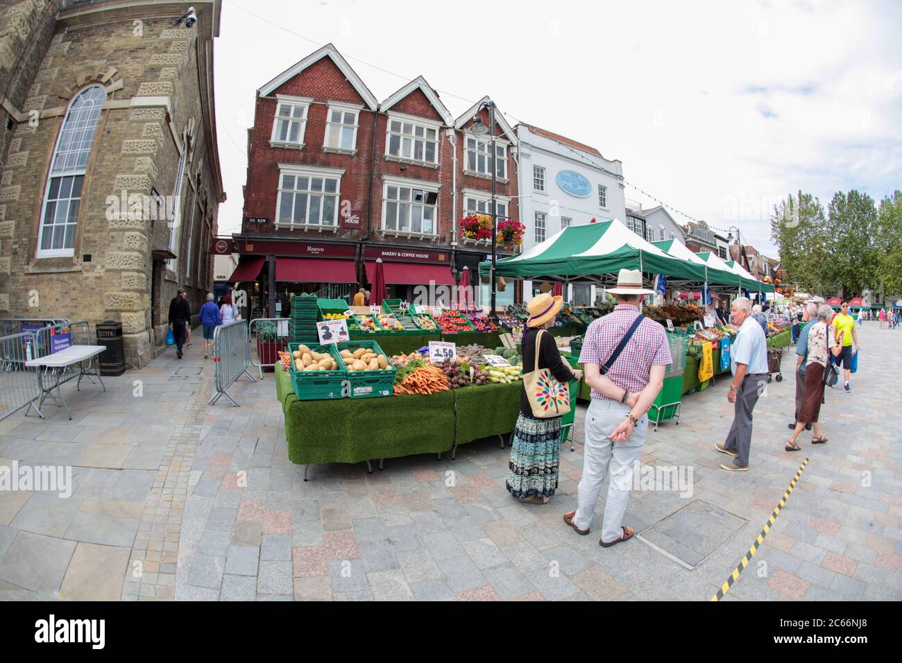 Aus Lockdown hervorgegangen - Salisbury Marketplace nach Aufhebung der Lockdown-Maßnahmen nach der Coronavirus-Pandemie Juli 2020 Großbritannien. Stockfoto