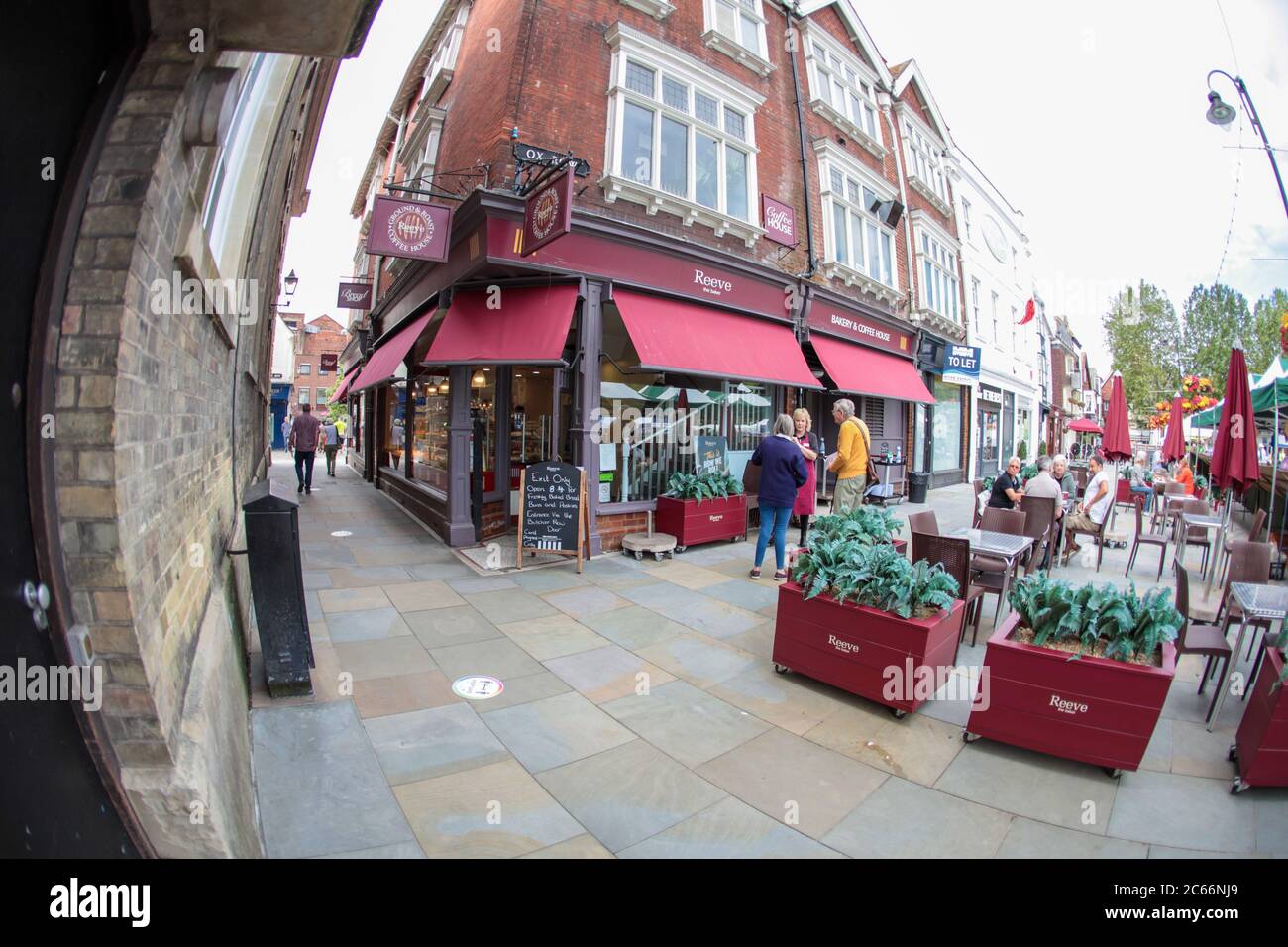 Aus Lockdown hervorgegangen - Salisbury Marketplace nach Aufhebung der Lockdown-Maßnahmen nach der Coronavirus-Pandemie Juli 2020 Großbritannien. Stockfoto
