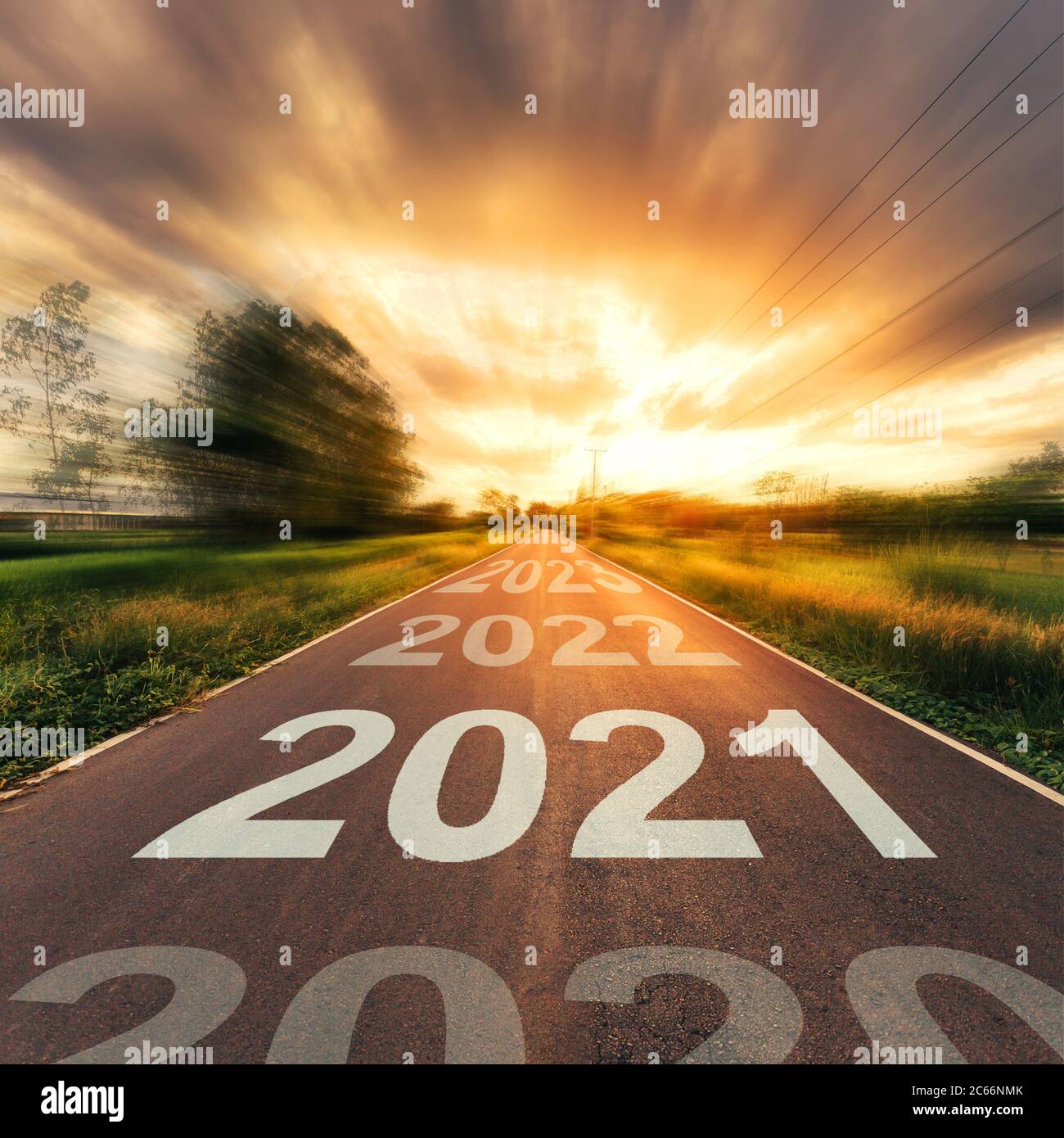 Neujahrskonzept : leere Asphaltstraße Sonnenuntergang und Neujahr 2021. Stockfoto
