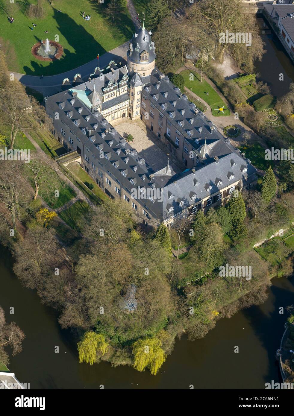 Fürstliches Residenzschloss Detmold auf der Schlossstraße, Bäume, Wasserburg, Luftaufnahme von Detmold Stockfoto