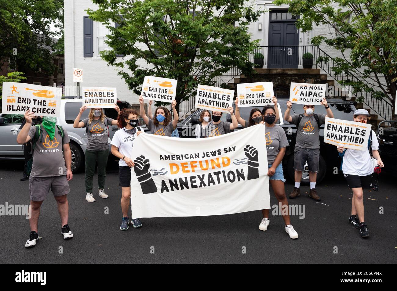 Washington, Usa. Juli 2020. 7. Juli 2020 - Washington, DC, USA: Protestant mit einem Transparent mit der Aufschrift "amerikanische Juden sagen, Annexion entfinanzieren" bei einem Protest vor dem Haus von Ivanka Trump und Jared Kushner gegen Israels mögliche Annexion des Westjordanlandes. Organisiert wurde der Protest von IfNotNow und IfNotNow DC. (Foto: Michael Brochstein/Sipa USA) Quelle: SIPA USA/Alamy Live News Stockfoto