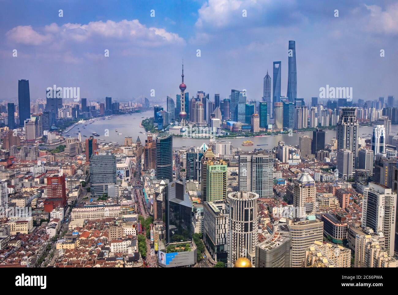 China, Shanghai City, Nanjin Lu, Huangpu River, Pudong District, Lujiazui Area, Jin Mao Building, World Financial Center und Shanghai Tower, Stockfoto